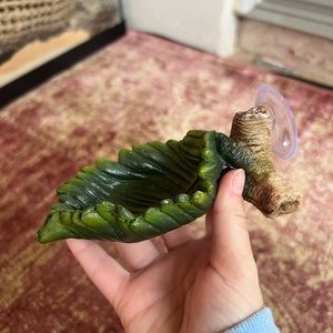Reptile leaf accessory for lounging